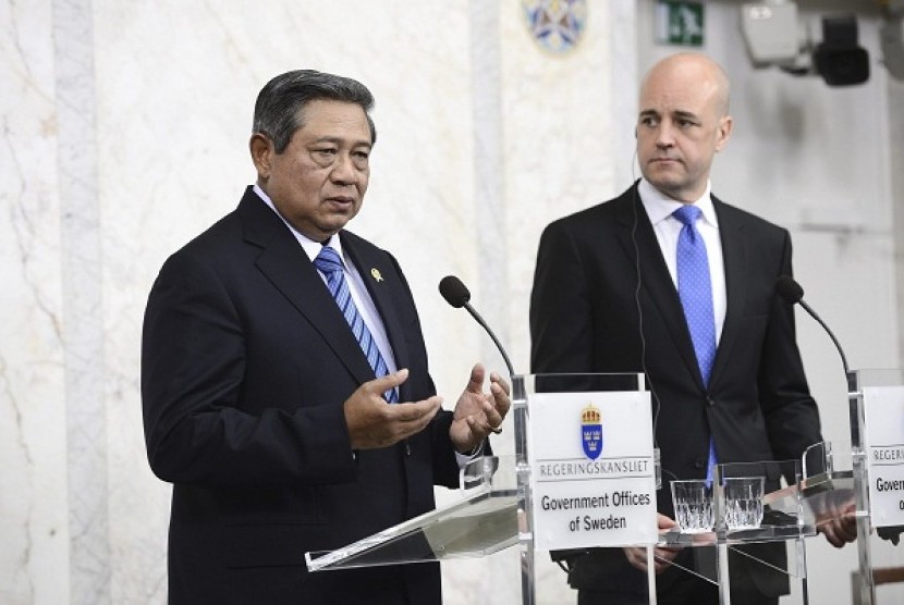 Indonesia's President Susilo Bambang Yudhoyono (left) speaks during a news conference with Sweden's Prime Minister Fredrik Reinfeldt at the Swedish government building in Stockholm, May 28, 2013. 