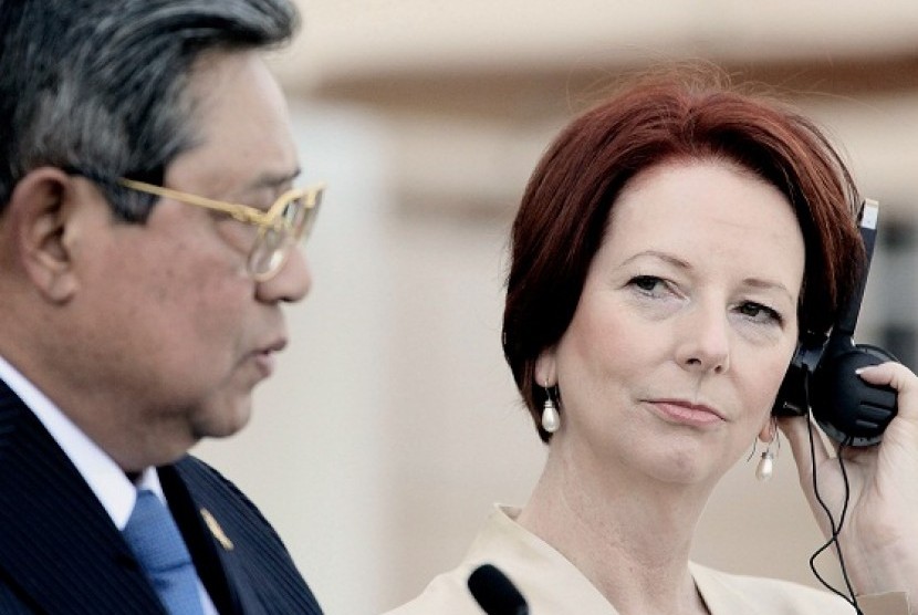 Indonesia's President Susilo Bambang Yudhoyono (left) talks during a news conference with Australia's Prime Minister Julia Gillard at the Northern Territory Parliament House in Darwin July 3, 2012. Yudhoyono is in Australia for the second annual Indonesia-