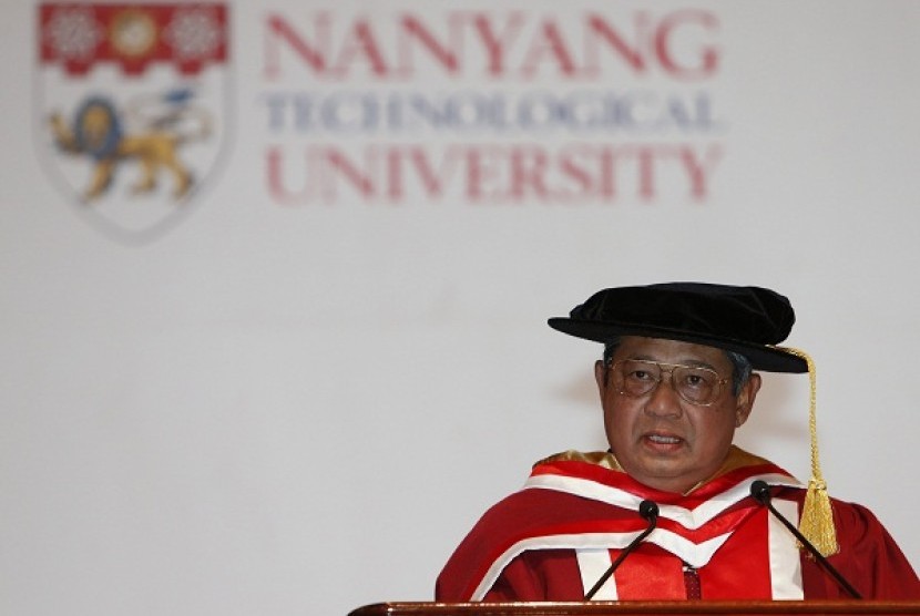 Indonesia's President Susilo Bambang Yudhoyono speaks during a ceremony where he is conferred an honorary doctorate by Nanyang Technological University, in Singapore April 22, 2013. 