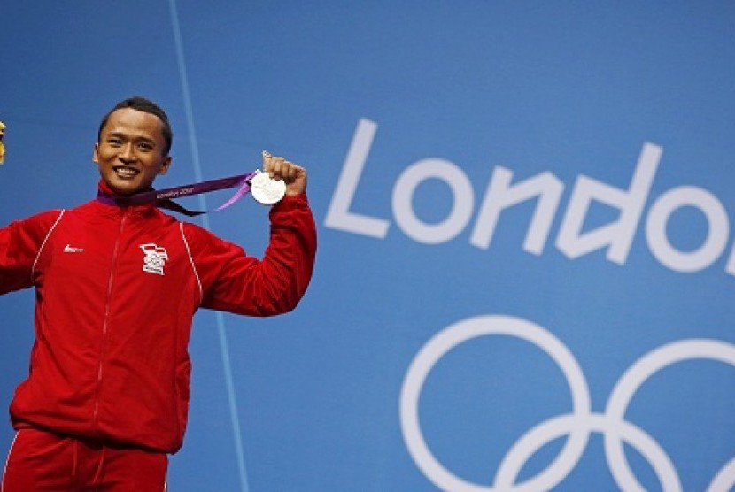 Indonesia's Triyatno Triyatno poses with his silver medal at the podium of the men's 69Kg weightlifting competition at the ExCel venue at the London 2012 Olympic Games July 31, 2012.   