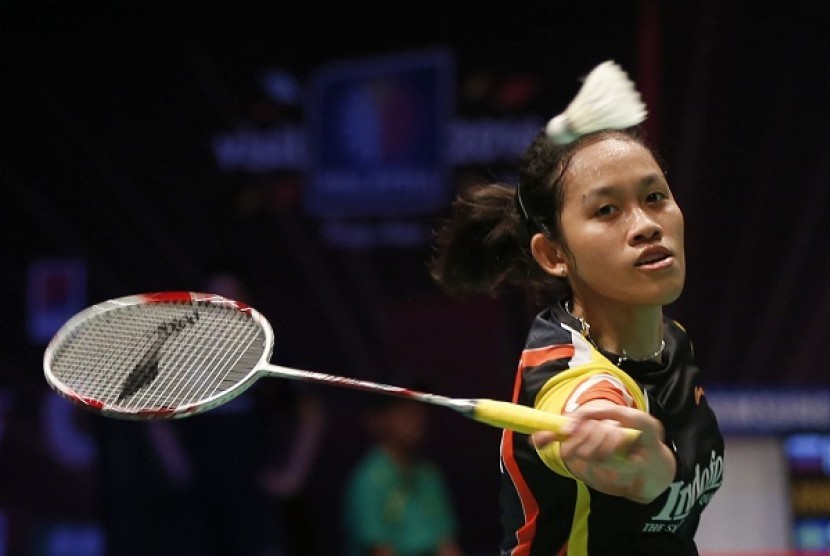 Indonesia's Yuswandari Aprilia returns a shot against China's Li Xuerui during 2013 Sudirman Cup in Kuala Lumpur, Tuesday. Indonesian badminton team is expected to reach semifinal after losing all battles to China. 