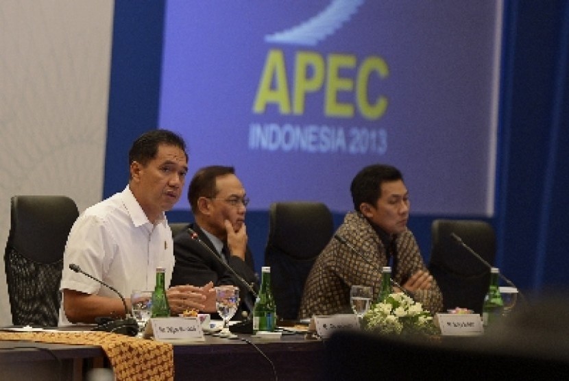 Indonesia Service Dialogue di sela rangkaian kegiatan APEC 2013 di Surabaya, Jawa Timur, Indoensia.