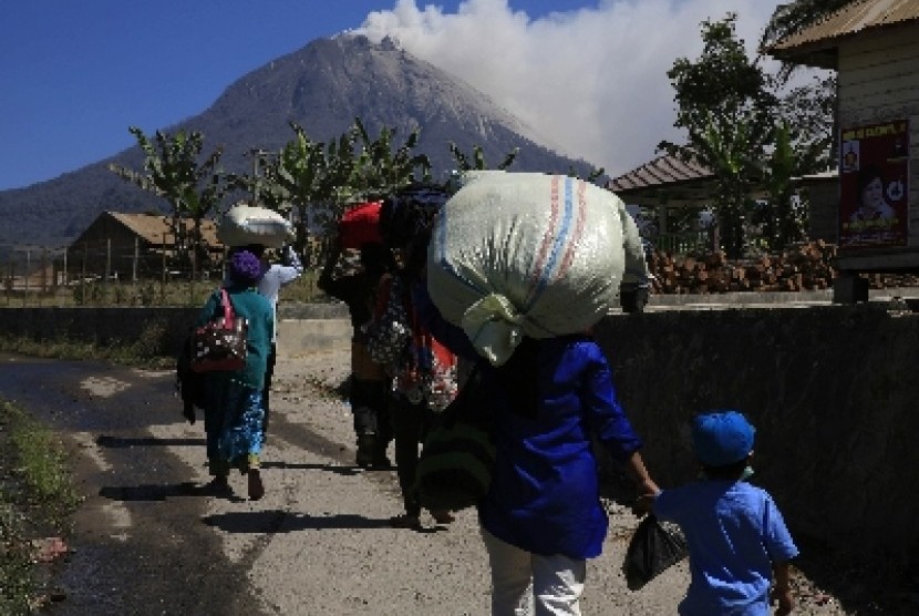 INDONESIA-VOLCANO/ - Villagers go back home after living at a temporary shelter for the last two months, as Mount Sinabung spews ash, in Karo regency, Indonesia