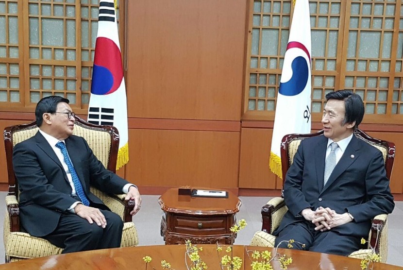 Indonesian Ambassador John A Prasetio (left) met South Korea's Minister of Foreign Affairs Yun Byung-se at the Office of Minister to conclude his ambassadorship on Thursday.