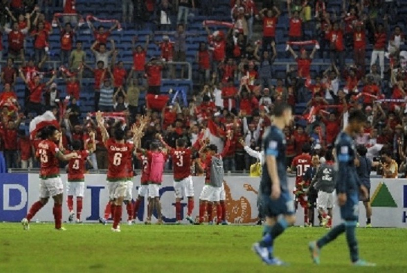 Indonesian and Singaporean football teams play during a match in Bukit Jalil, Malaysia. (illustration)