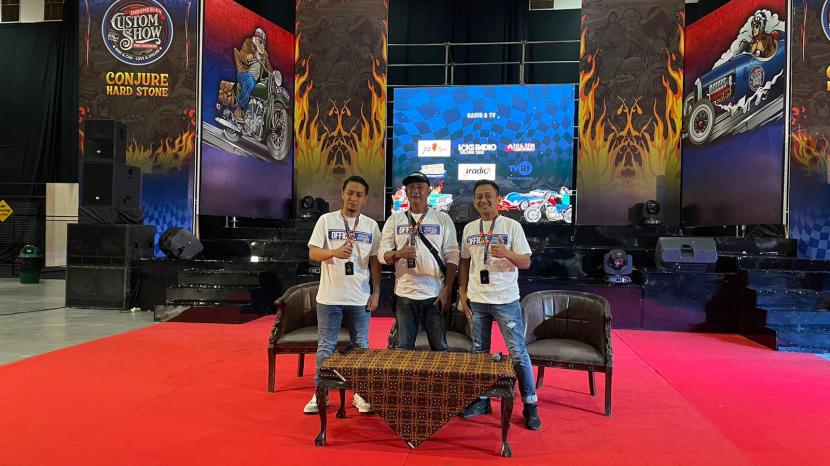 Indonesian Custom Show (ICS) 2024 resmi dibuka di Indoor Jogja Expo Center (JEC), Yogyakarta, Sabtu (31/8/2024). Acara ini menandai edisi ketiga dari ICS, yang kali ini mengusung tema Pride & Nationalism: Conjue Hard Stone.