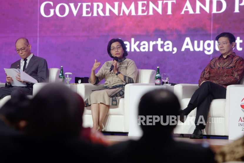  Indonesian Finance Minister Sri Mulyani (C) speaks as Philippines Deputy Finance Minister Benjamin E. Diokno (L) and Singapore Deputy Finance Minister Lawrence Wong (R) look on during side event at the ASEAN Ministerial meeting and Central Governors meeting in Jakarta, Indonesia, 24 August 2023. The event runs from 22 to 26 August 2023. 