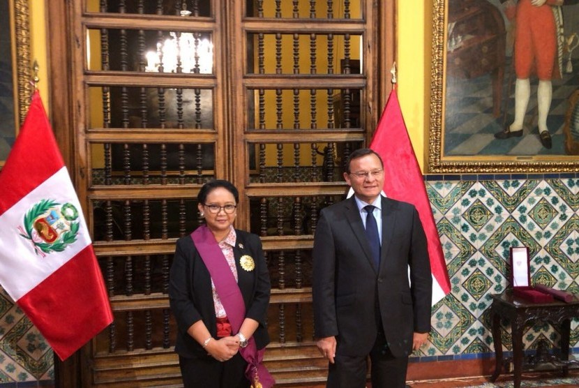 Indonesian Foreign Affairs Minister Retno Marsudi and Minister of Foreign Affairs of Peru Nestor Francisco Popolizio Bardales.  