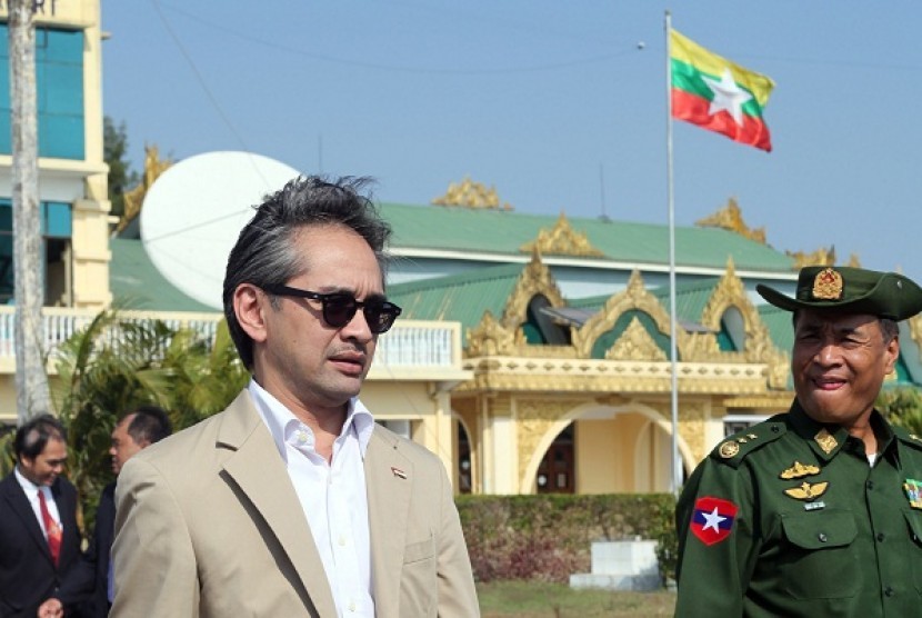 Indonesian Foreign Minister Marty Natalegawa, left, along with Myanmar Border Affair Minister Lt. General Thein Htay, right, arrives at Sittwe airport on Monday, Jan. 7, 2013, in Sittwe, Rakhine State, western Myanmar.  