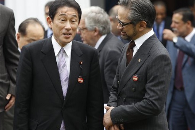 Indonesian Foreign Minister Marty Natalegawa (right) talks with his Japanese counterpart Fumio Kishida during the 2nd Conference on Cooperation among East Asian Countries for Palestinian Development (CEAPAD) in Jakarta, Indonesia, Saturday, March 1, 2014. 