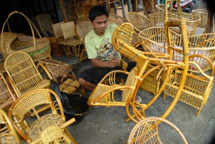 In recent years, Indonesia is the biggest exporter of raw rattan in the world. According to Statistics Board (BPS), rattan export from 10 provinces in Indonesia hits 32,844.98 tonnes or 32.219 million USD.