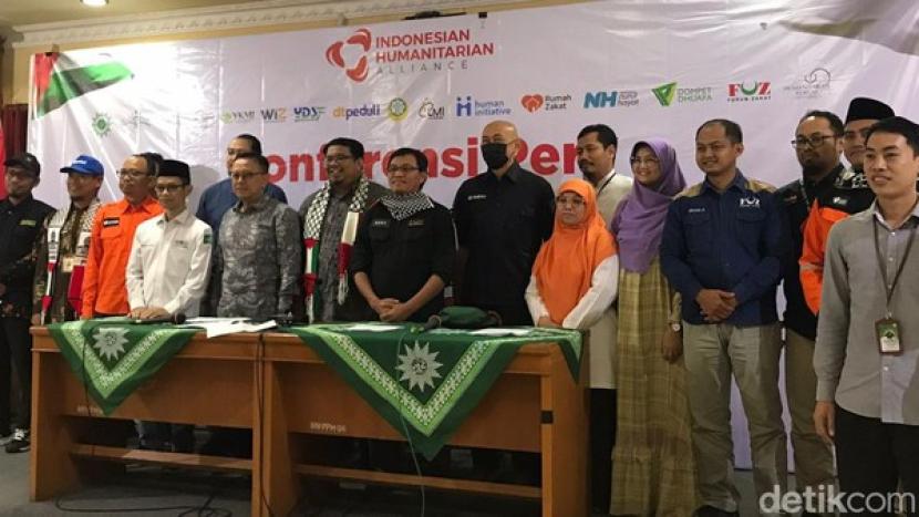 Indonesian Humanitarian Alliance (IHA) bersama 16 lembaga kemanusiaan menggelar konferensi pers bertajuk Indonesian Humanitarian Alliance untuk Palestina) di Gedung Dakwah Pimpinan Pusat Muhammdiyah Menteng, pada Kamis (2/11/2023). I