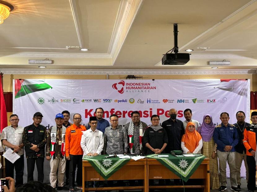 Indonesian Humanitarian Alliance (IHA) menyelenggarakan konferensi pers mengenai krisis kemanusiaan Palestina di Jakarta pada Kamis (2/11). Sebagai upaya mendorong kepedulian masyarakat Indonesia mengenai situasi terkini warga sipil di Gaza, Palestina.