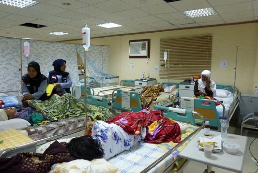 Indonesian medical team provides medical care to some sick hajj pilgrims un Medina, last week. (file photo)  