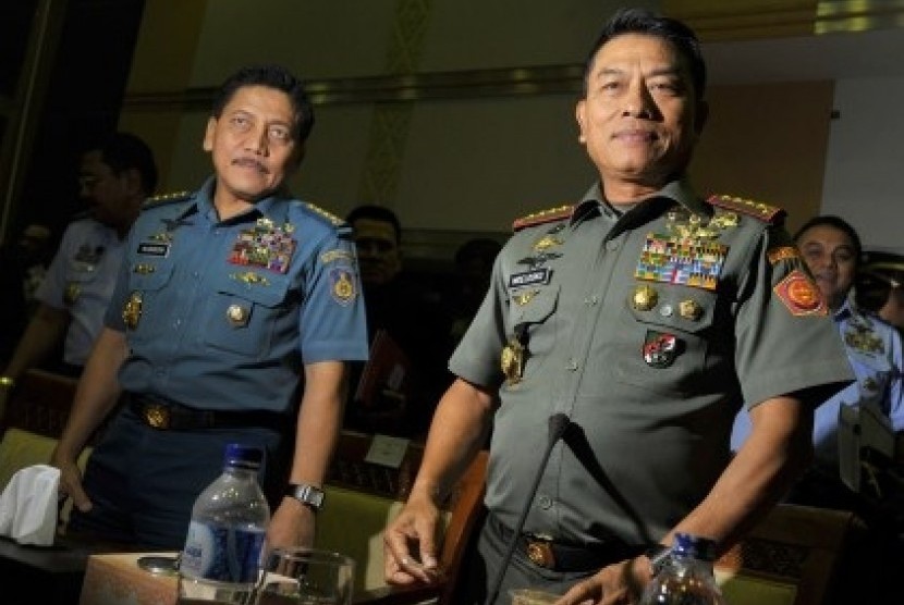 Panglima TNI Jenderal Moeldoko (kanan)
