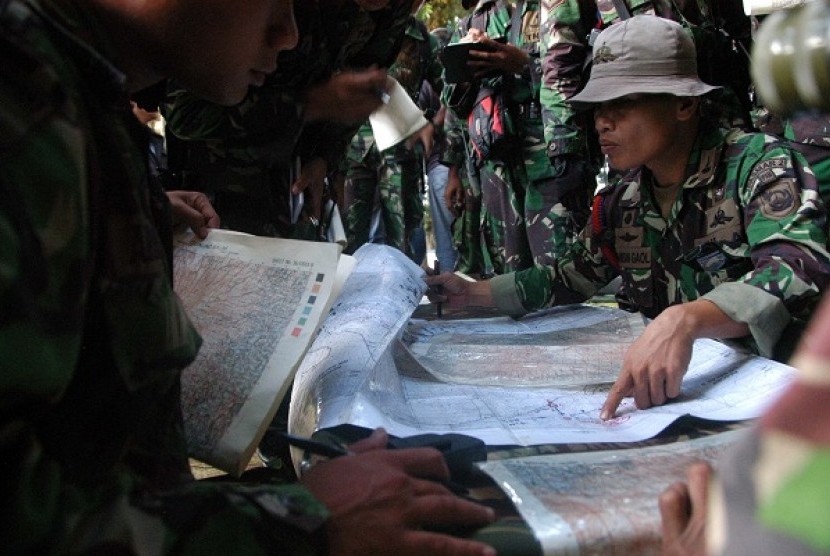 Indonesian military personnel learn the map of Salak Mountain before combing the site of crash in Sukabumi, West Java, Thursday.  