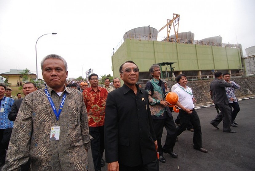 Indonesian Minister of Energy and Mineral Resources, Jero Wacik (center in black) visits Amurang in North Sulawesi and simulatanously he opens seven non-fossil fuel power plants in Sulawesi on Thursday.