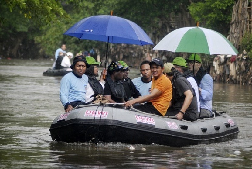 Indonesian Minister of Environtment Balthasar Kambuaya (third from left) and his counterpart from Czech, Thomas Chalupa (right) survey Ciliwung River using a rubber boat on Wednesday. During his visit, Chalupa eyes cooperation in waste management with Indo