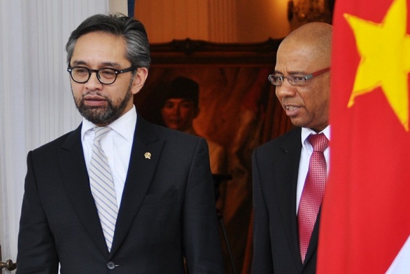 Indonesian minister of Foreign Affairs M. Natalegawa (left) meets his counterpart from Suriname,  Winston G Lackin, in Jakarta on March 18.