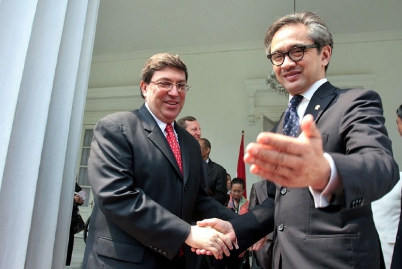 Indonesian Minister of Foreign Affairs Marty Natalegawa (right) welcomes his Cuban counterpart, Bruno Rodriguez Parrilla, in Jakarta on Friday. Both sides agree to tighten ties and boost cooperation. (file poto)