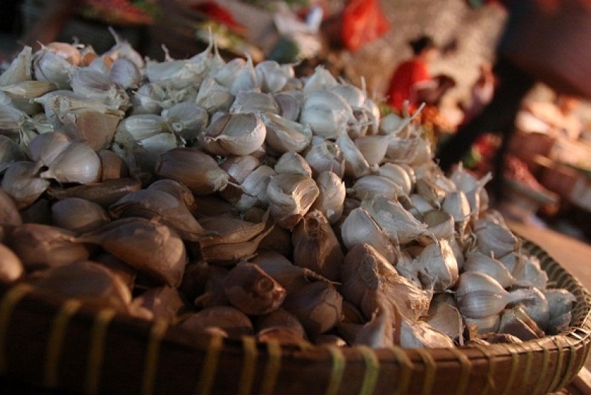 Indonesian Ministry of Trade issues import license for 92 garlic importers amid garlic's rocketing price.