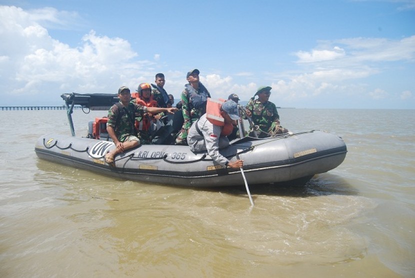 Indonesian Navy personnels conduct reguler sea patrol in the border between Indonesia and Malaysia. (file photo)