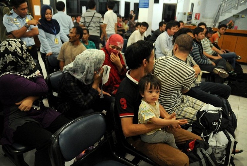 Indonesian officials in Makassar, South Sulawesi, capture immigrants from Afghanistan who try to enter Australian waters. (file photo)  