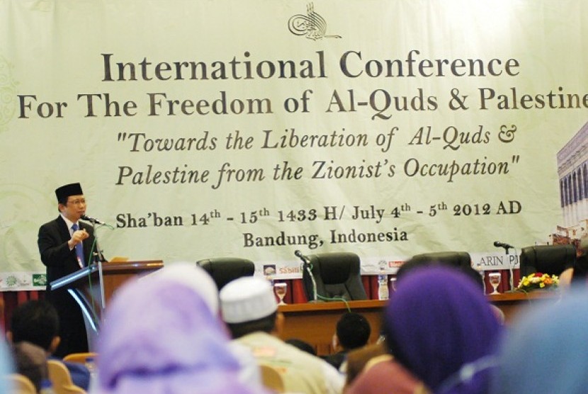 Indonesian parliamentary speaker, Marzuki Alie, delivers his message in International Conference for the Freedom of Al Quds and Palestine in Bandung, West Java, on July 4. 