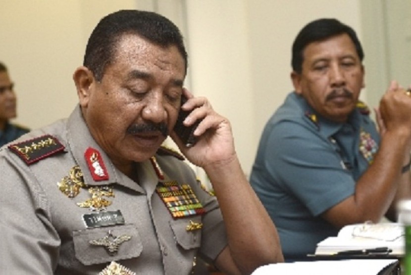 Indonesian Police Chief Timur Pradopo (left) and Commander in Chief Admiral Agus Suhartono (file photo)