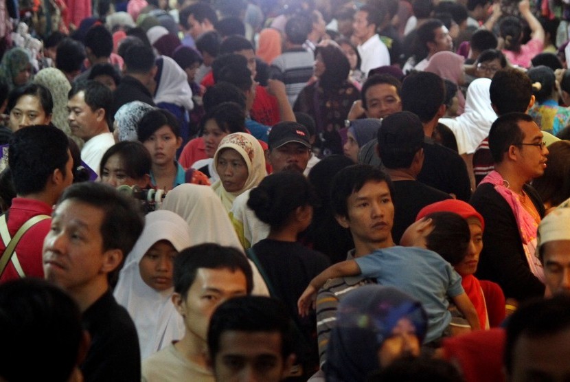 Indonesian population in 2035 surpasses 300 millions people. (Illustration)