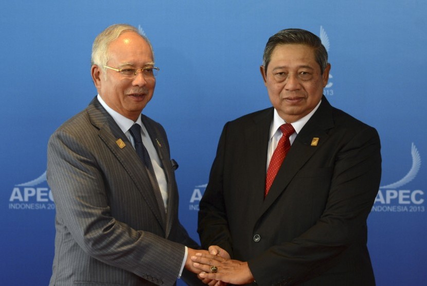 Indonesian Presiden Susilo Bambang Yudhoyono (right) meets counterpart from Malaysia, Nazib Razak, during aPEEC