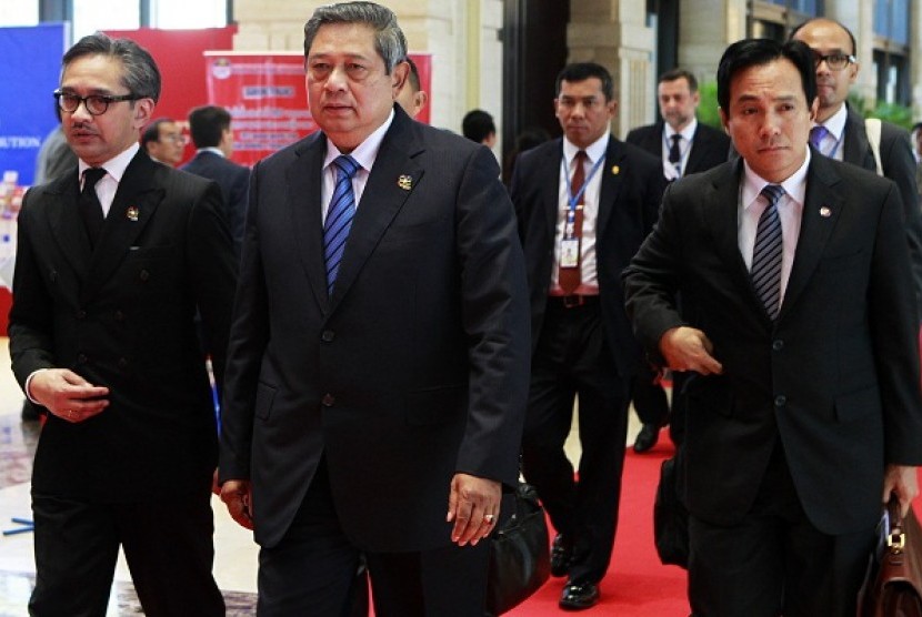 Indonesian President Susilo Bambang Yudhoyono (center) walks with Indonesian Foreign Minister Marty Natalegawa (left) during a break on the second day of the Asia-Europe Meeting (ASEM) summit in Vientiane November 6, 2012.   