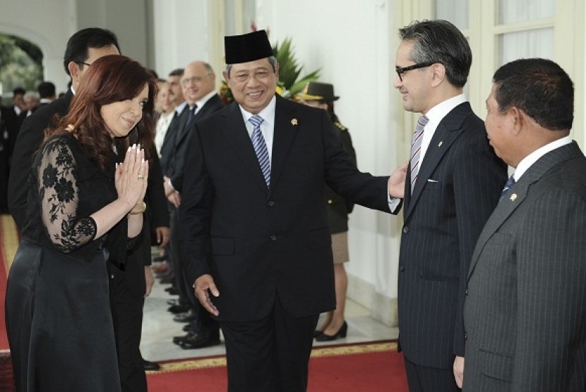 Indonesian President Susilo Bambang Yudhoyono introduce Indonesian Foreign Minister Marty Natalegawa to his Argentina's President Cristina Fernandez de Kirchner (left) at the presidential palace in Jakarta on Thrusday.