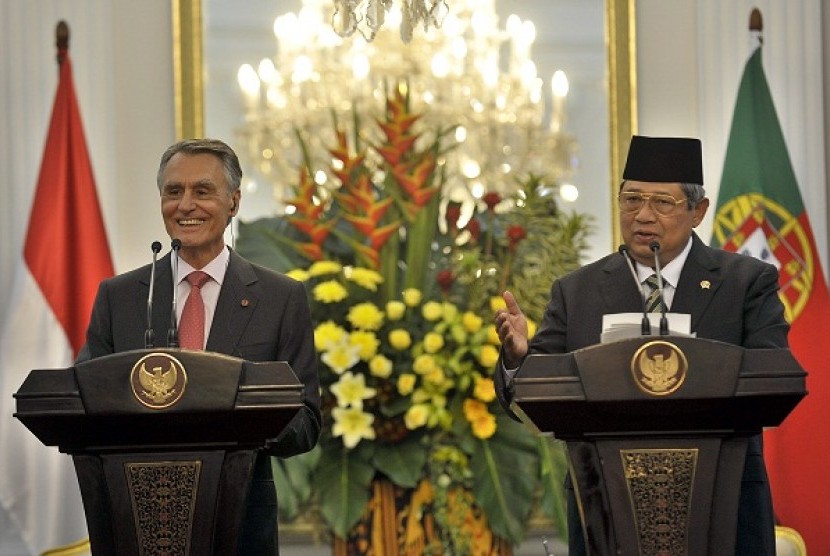 Indonesian President Susilo Bambang Yudhoyono (right) and the visiting Portuguese President, Anibal Antonio Cavaco Silva meet the media persons in Presidetial Palace, Jakarta, Wednesday.   