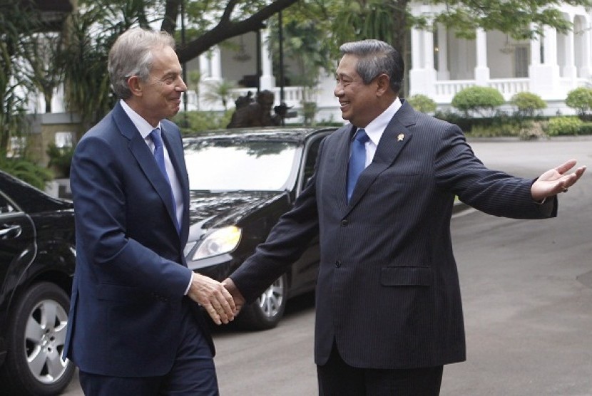 Indonesian President Susilo Bambang Yudhoyono (right) greets former British Prime Minister and current Mideast quartet envoy Tony Blair prior to their meeting at the state palace in Jakarta on March 20, 2013.