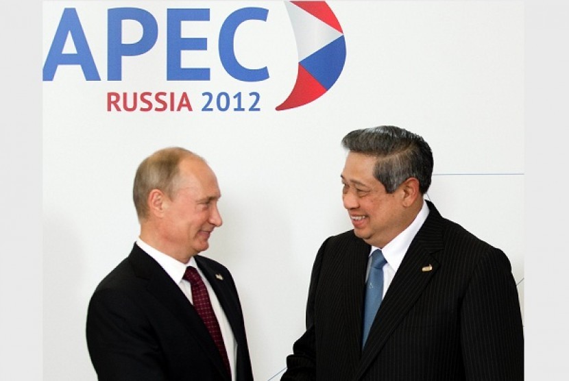 Presiden Susilo Bambang Yudhoyono (kanan) dan Presiden Federasi Rusia Vladimir Putin (kiri) saat pertemuan APEC di Rusia, tahun lalu.