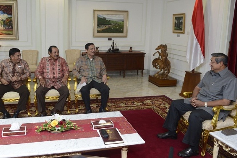 Indonesian President Susilo Bambang Yudhoyono (right) meets some retired generals at the presidentil office in Jakarta on Wednesday. 