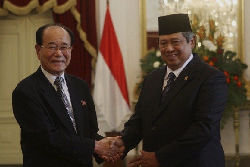 Indonesian President Susilo Bambang Yudhoyono (right), shakes hands with Kim Yong-nam, President of the Presidium of the Supreme People's Assembly of North Korea, during a meeting at Merdeka palace in Jakarta, Indonesia, Tuesday, May 15, 2012. Kim is on a 
