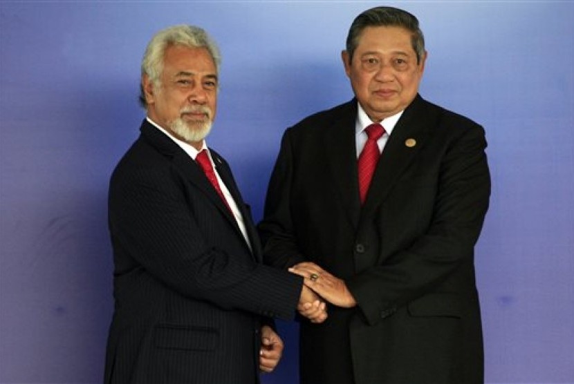 Indonesian President Susilo Bambang Yudhoyono (right) shakes hands with East Timorese Prime Minister Xanana Gusmao in Bali, Indonesia, Aug. 29, 2014. (file photo)