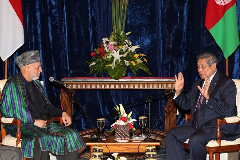 Indonesian President Susilo Bambang Yudhoyono (right) talks with his Afghanistan counterpart Hamid Karzai during their bilateral meeting at the sidelines of the 5th Bali Democracy Forum in Nusa Dua, Bali November 9, 2012.   