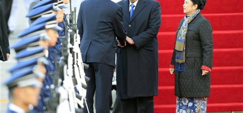 Indonesian President Susilo Bambang Yudhoyono (2nd right), and the First Lady are welcomed by a South Korean official upon their arrival at Seoul Military Airport in Seongnam, South Korea, Sunday, March 25, 2012, ahead of the Nuclear Security Summit 2012.