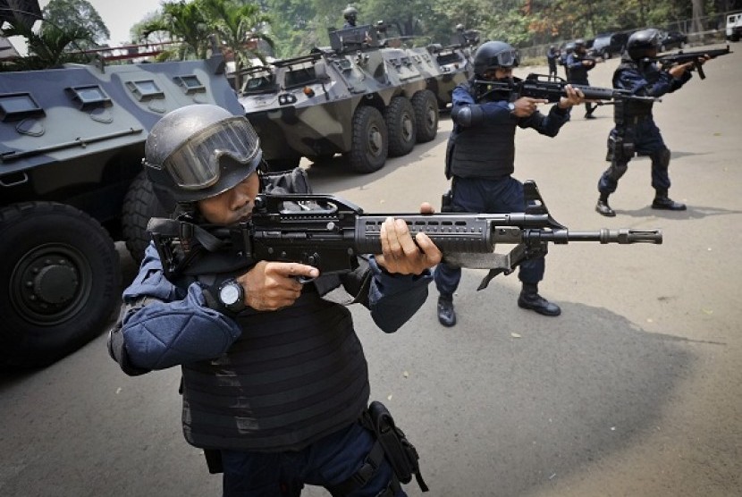 Indonesian presidential guard (Paspampres) join a security exercise in Jakarta before the 5th Bali Democracy Forum (BDF) Summit held November 8-9 in Nusa Dua, Bali. The security personnel involved in the event are from Paspampres, armed forces, and police.