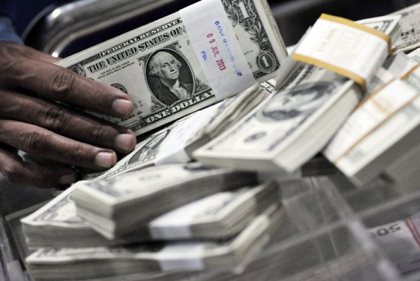 KPK confiscated evidence in the form of cash in US dollar worth billions of rupiah. (Illustration)