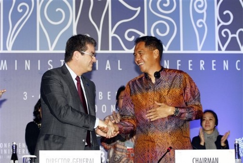 Indonesian Trade Minister Gita Wiryawan, right, shakes hands with World Trade Organization (WTO) Director-General Roberto Azevedo during the closing ceremony of the ninth WTO Ministerial Conference in Bali, Indonesia, Saturday, Dec. 7, 2013. 