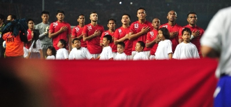 Indonesian U-23 Team members sing national anthem before the Sea Games XXVI 2011 match (ilustration)