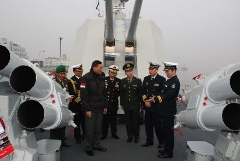 Indonesian Vice Minister of Defense Sjafrie Sjamsoeddin (left), talks with Chinese Maritime Commander, Captain Li Yu Jie and Captain Liu Jian Feng as ship commander 