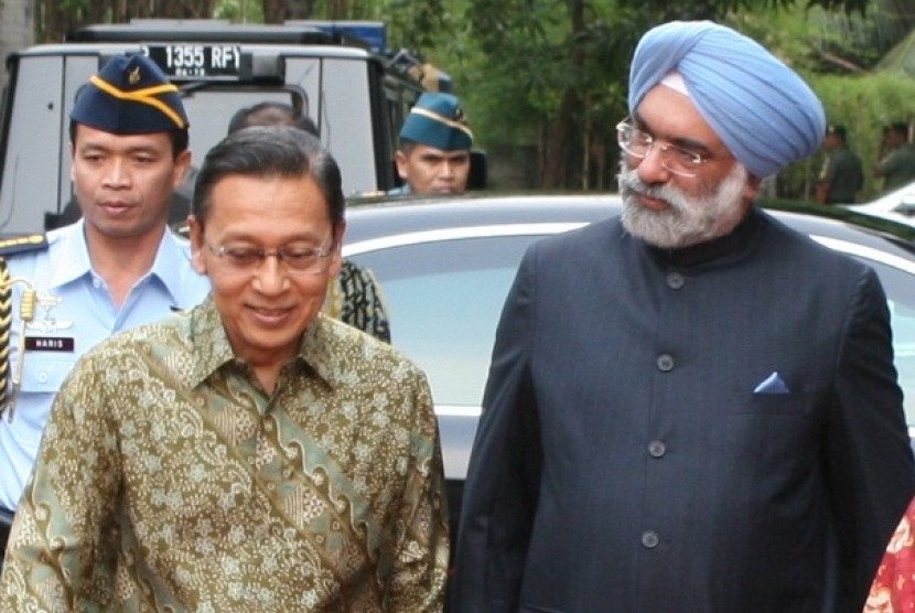 Indonesian Vice President, Boediono (left) walks with Indian Ambassador, Gurjit Singh, as they attend the commemoration of the International Day of Non Violence  in Jakarta on Tueasday.  