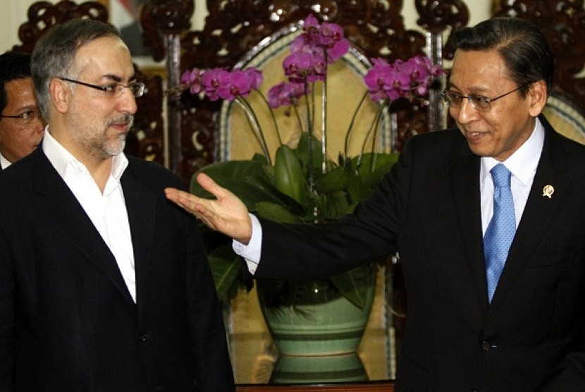Indonesian Vice President Boediono welcomes his counterpart, the visiting Iranian VP Ebrahim Azizi at Vice Presidential Palace in Jakarta, Friday.  