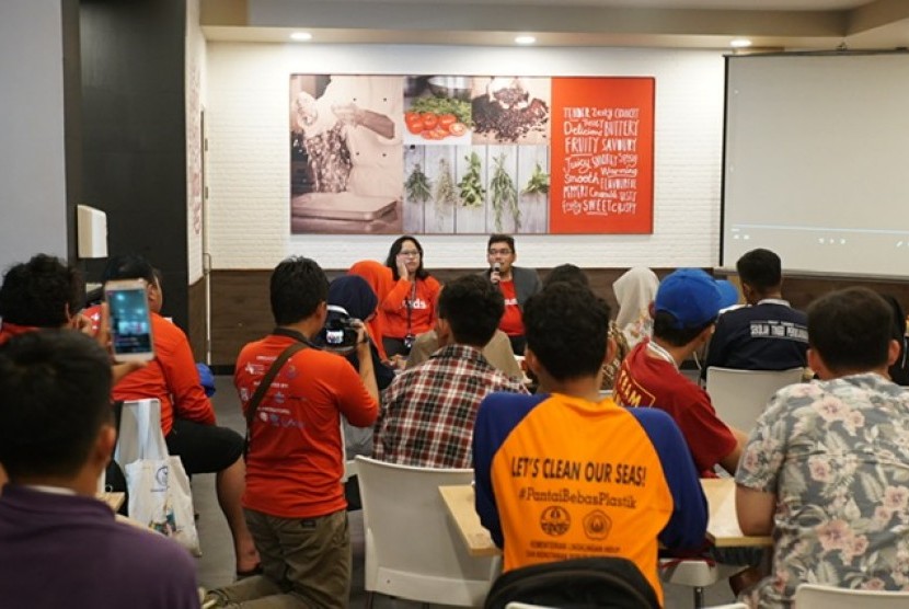 Indonesian Youth Marine Debris (IYMD) Summit kembali diadakan oleh Divers Clean Action (DCA) pada 24-28 Agustus 2019. Kegiatan ini melibatkan 43 pemuda dari berbagai provinsi.
