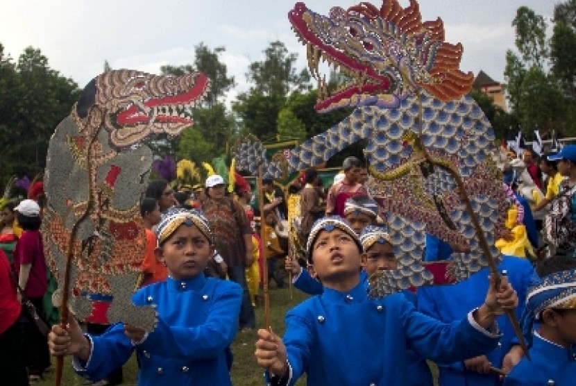 Indonesian youths play puppets traditionally called 'wayang' during a carnival commemorating the 267th anniversary of the city of Solo, Central Java, Indonesia, on February 18. The city has been nominated for New 7 Wonders Cities.   